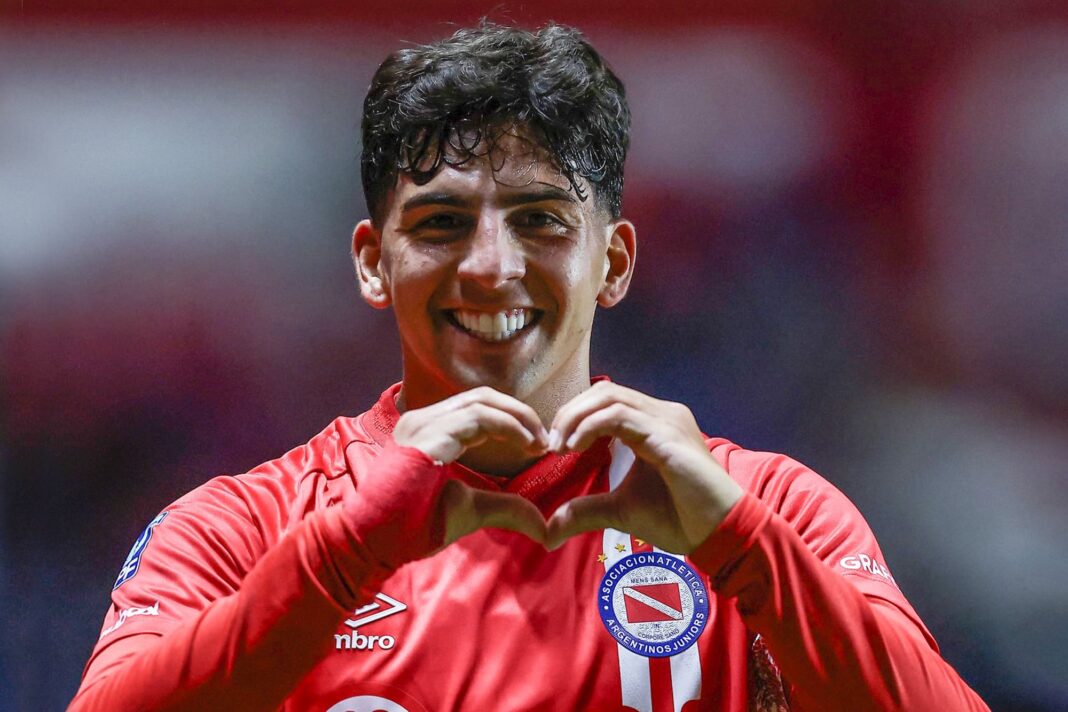 Jugadores de Argentinos Juniors y Lanús durante el partido en el estadio Diego Armando Maradona.