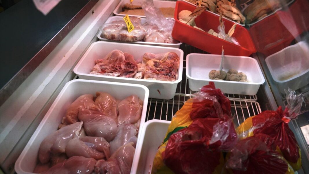 Mostrador de una pollería en Rosario con diferentes cortes de pollo listos para la venta.