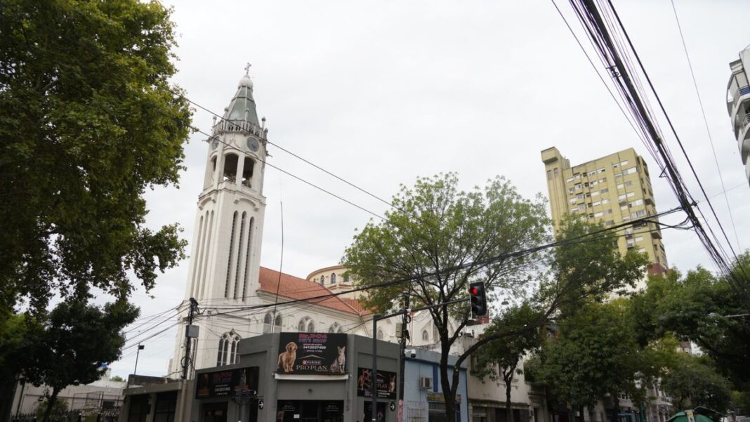 Vista de la Basílica de Nuestra Señora de Lourdes y calles del barrio Lourdes en Rosario, Santa Fe.