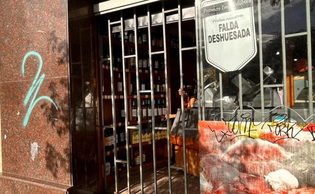 Exterior de la fiambrería en la zona de Alberdi, Santa Fe, donde ocurrió el robo.