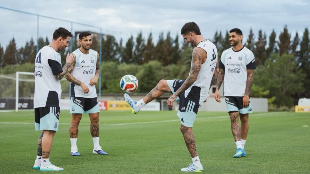 Jugadores de la selección argentina en un partido amistoso en el estadio La Bombonera.