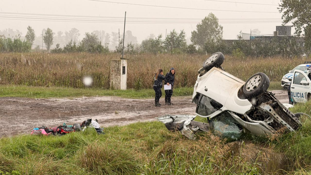 Vehículo siniestrado en la ruta 9, cerca de Ramallo, luego de un vuelco.