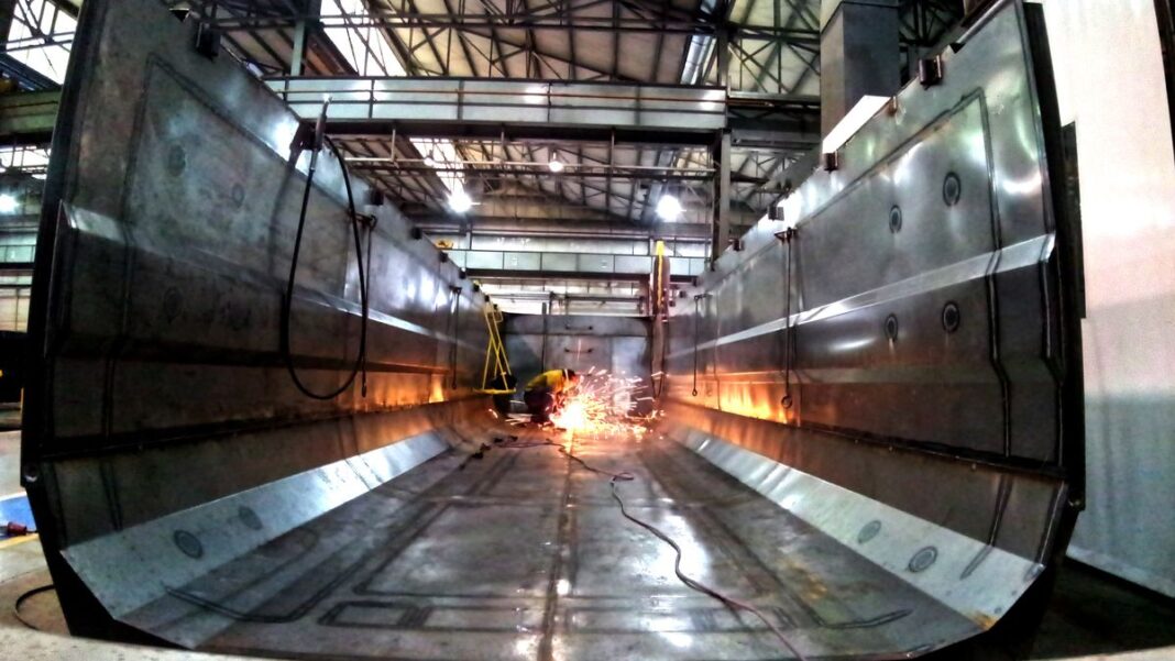 Gráfico de evolución de la actividad económica con flecha descendente