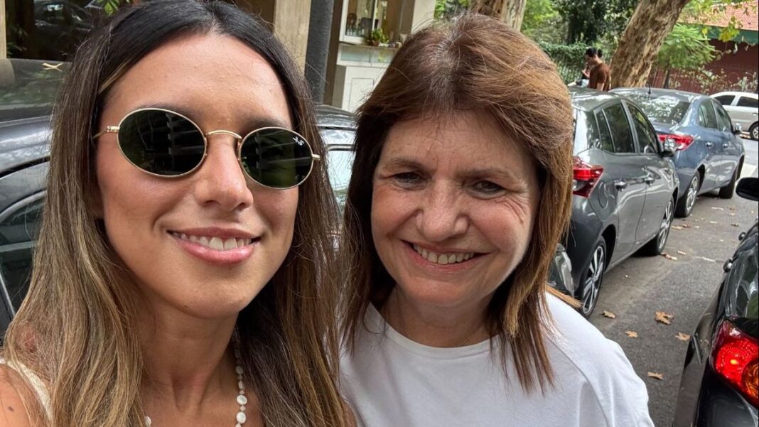 Agostina Páez y Patricia Bullrich se reúnen en un café de Buenos Aires.