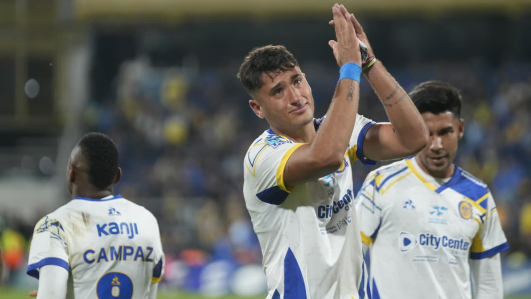 Alejo Veliz de Rosario Central celebra uno de sus goles ante Atlético Tucumán.