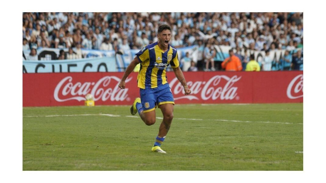 Alejo Veliz, jugador de Rosario Central, en acción durante un partido.