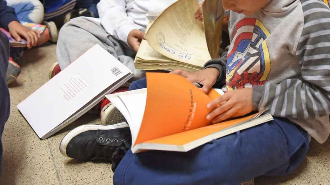 Niños leyendo en un aula de Santa Fe, campaña de alfabetización