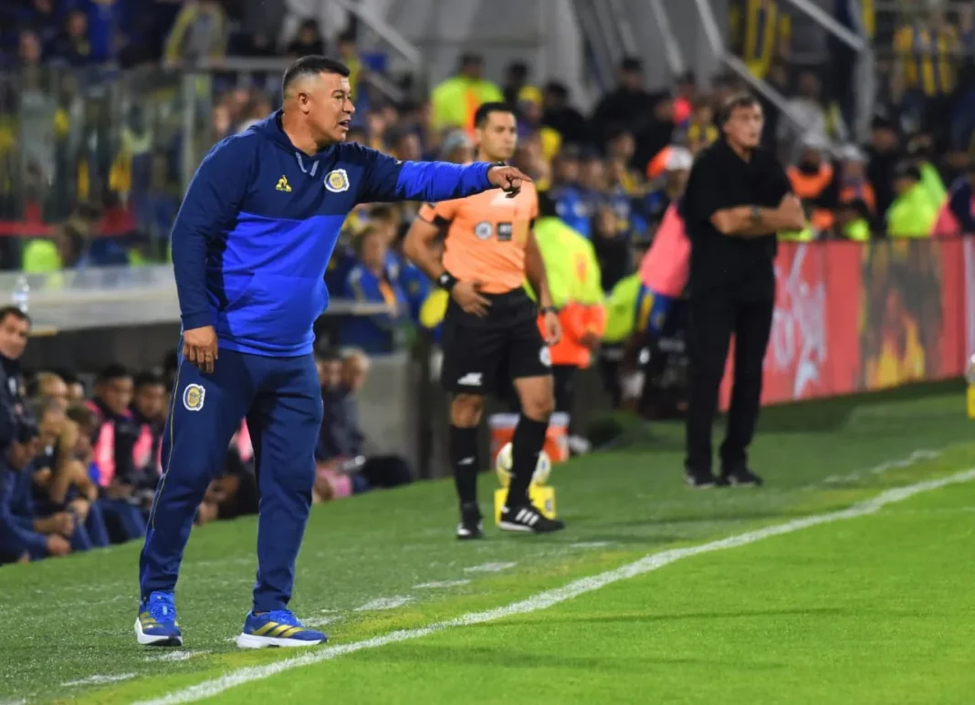Jorge Almirón, entrenador de Colón, en una conferencia de prensa.