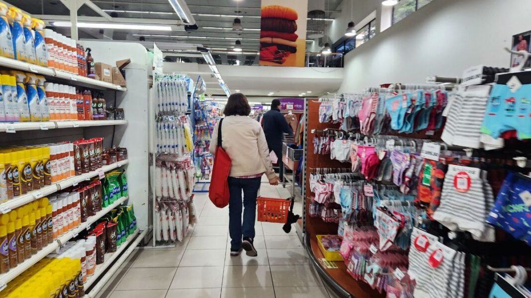 Gráfico de evolución de la inflación con flecha indicando tendencia a la baja