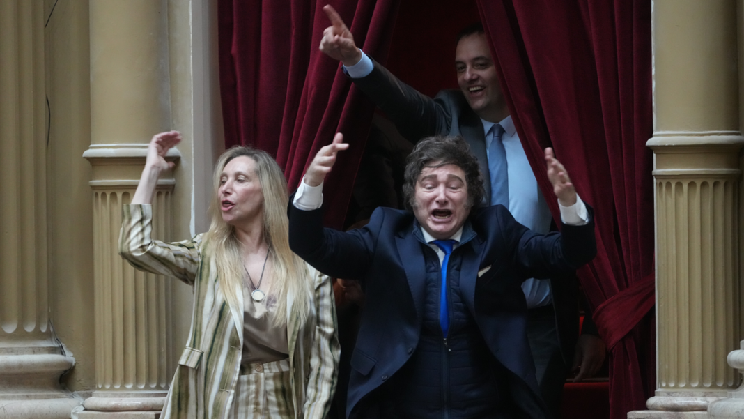 Ilustración de figuras políticas argentinas con billetes y un bolso