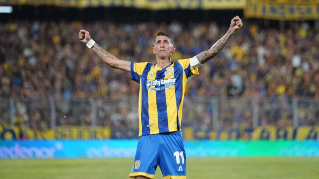 Ángel Di María viste la nueva camiseta de Rosario Central con el parche de la Copa Libertadores.