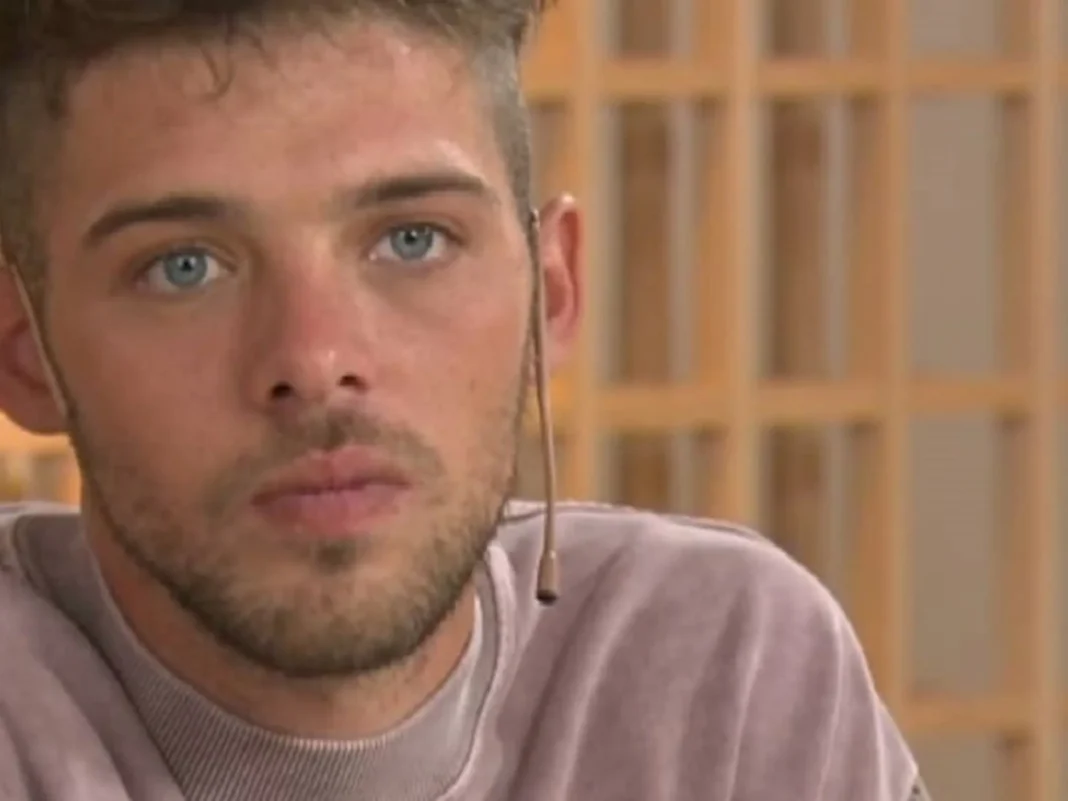 Ilustración de un volante con un teléfono celular y un cinturón de seguridad desabrochado, representando las infracciones viales.