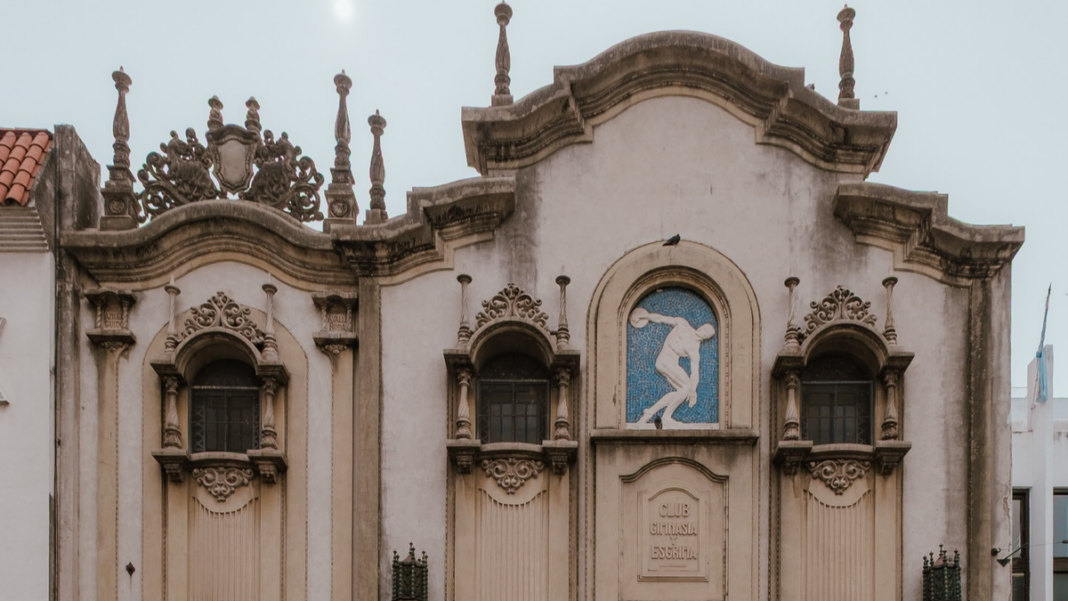 Arquitectos europeos fotografían edificios históricos y modernos de Rosario, con vista al río Paraná.