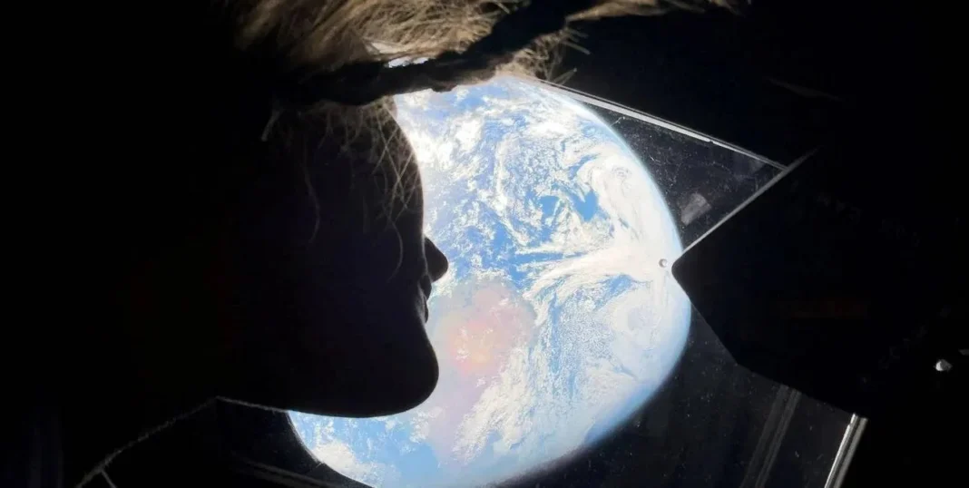 Ilustración de la nave Orion de la misión Artemis II sobrevolando la Luna.