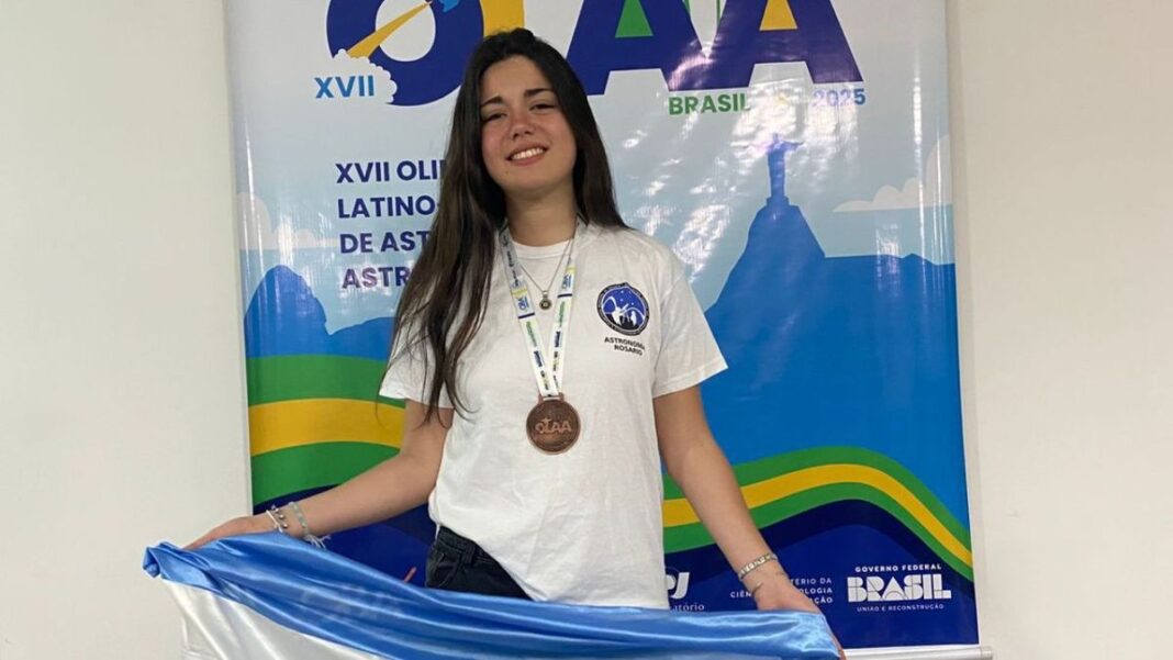 Avril Guzmán sosteniendo su medalla de bronce de la Olimpiada Latinoamericana de Astronomía