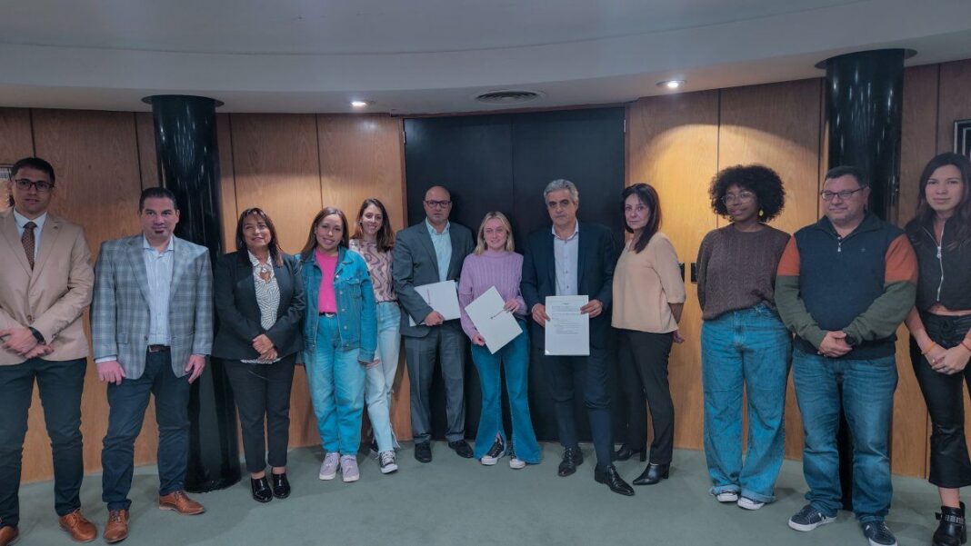 Joven utilizando tarjeta de débito del Banco Municipal en un cajero automático