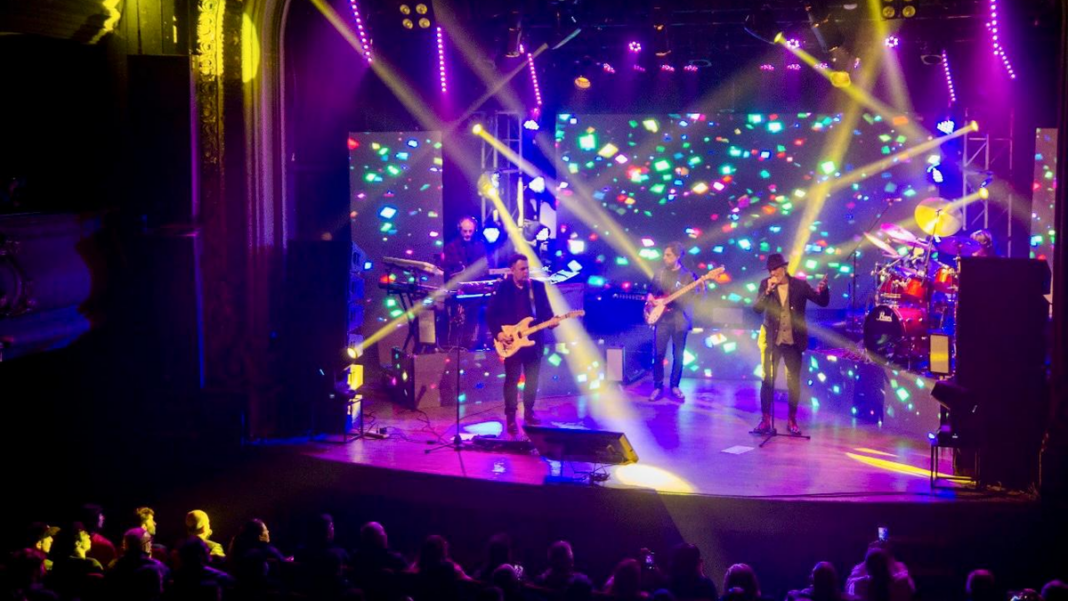 Integrantes de la banda Graffiti en el escenario durante un concierto.