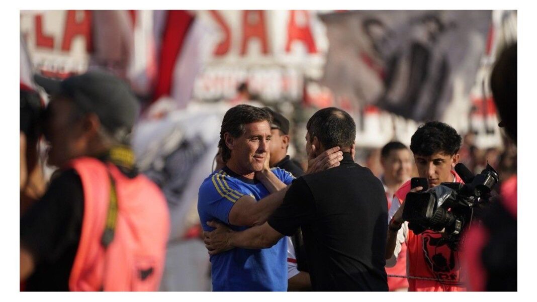 Jugadores de Boca Juniors y River Plate durante el desarrollo del superclásico en el estadio Monumental.