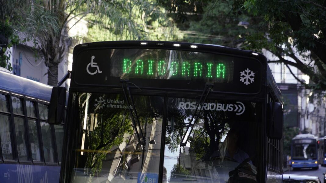 Micro de transporte interurbano en una ruta de la provincia de Santa Fe