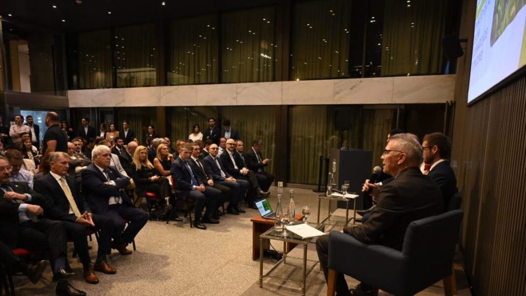 Campo de soja y silos al atardecer en la provincia de Santa Fe