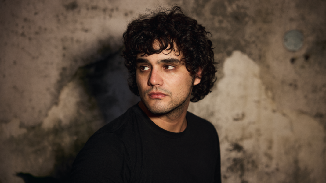 Broke Carrey, artista musical, presenta su álbum 