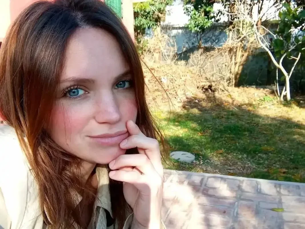 Ilustración referencial de búsqueda de persona con logo de la provincia de Santa Fe.