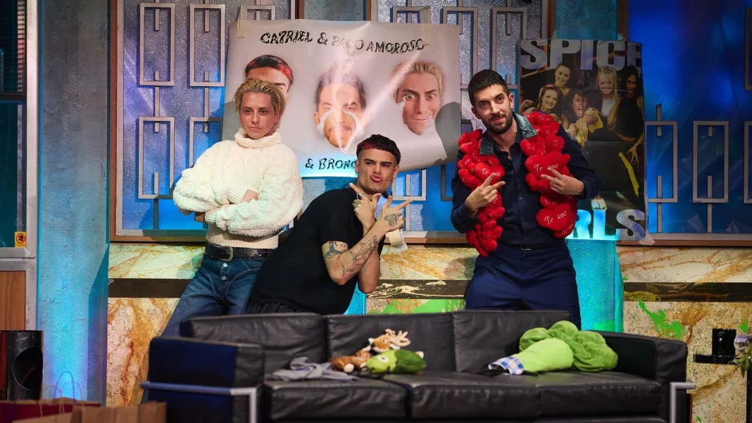 Los músicos argentinos Ca7riel y Paco Amoroso durante una entrevista.