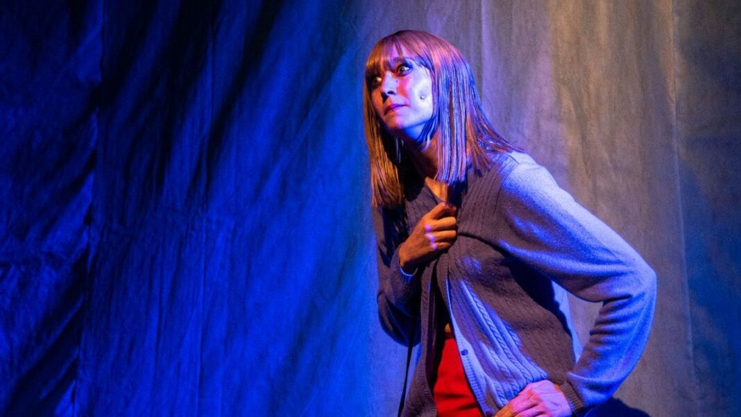 Camila Peralta en escena durante la obra de teatro 