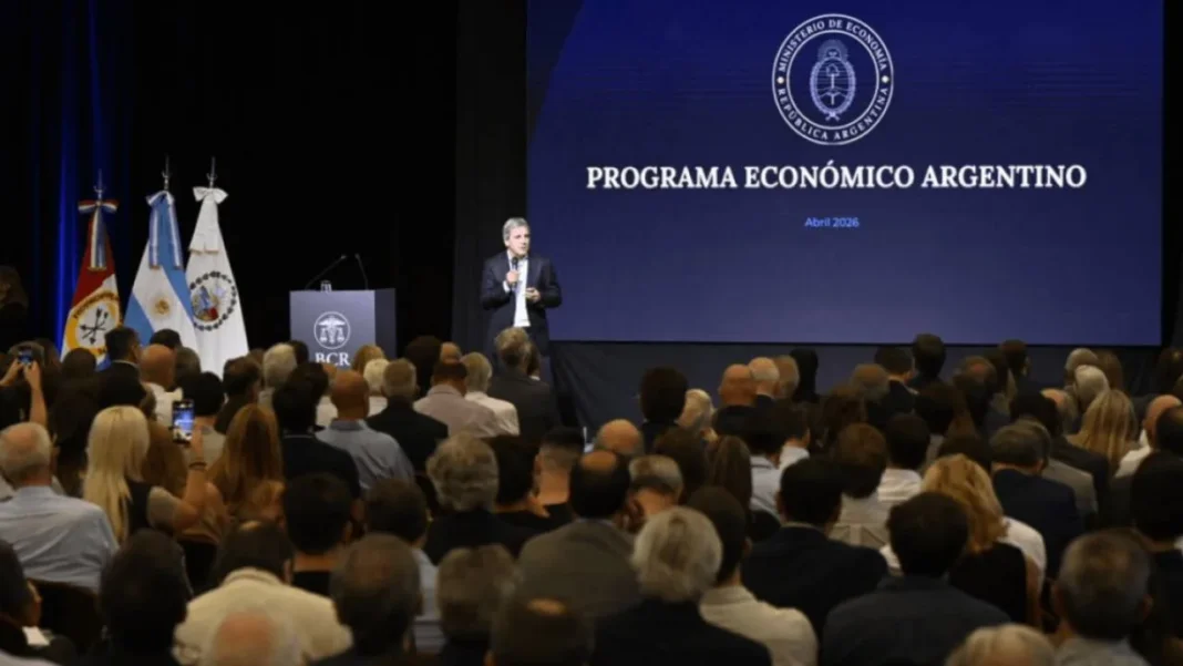 Ministro de Economía Luis Caputo durante su exposición en la Bolsa de Comercio de Rosario.