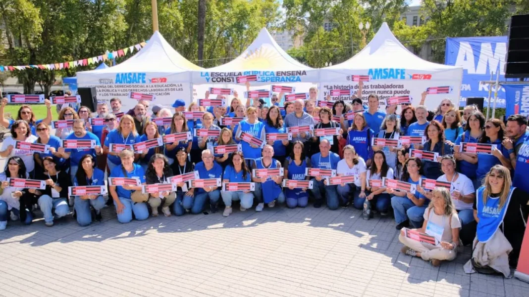 Carpa blanca instalada en la plaza San Martín de Rosario durante la protesta docente itinerante.