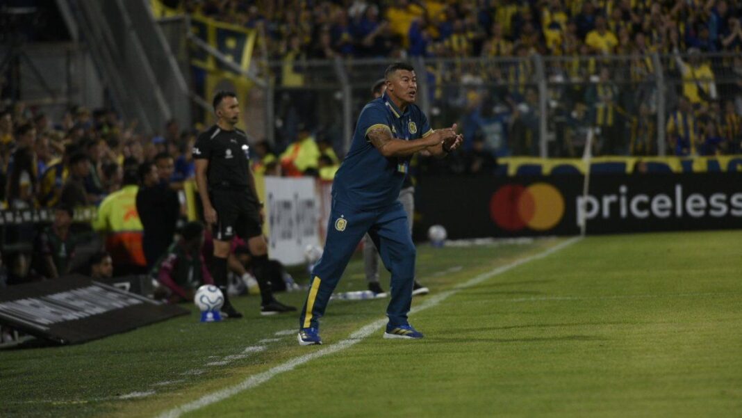 Jorge Almirón, entrenador de Rosario Central, durante un entrenamiento.
