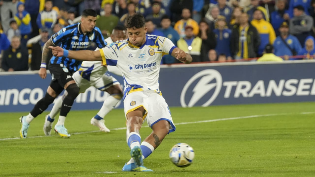 Jugadores de Rosario Central y Atlético Tucumán durante el partido en el Estadio Gigante de Arroyito.