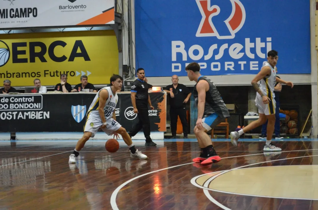 Jugadores de básquet en acción durante un partido de la Liga Federal