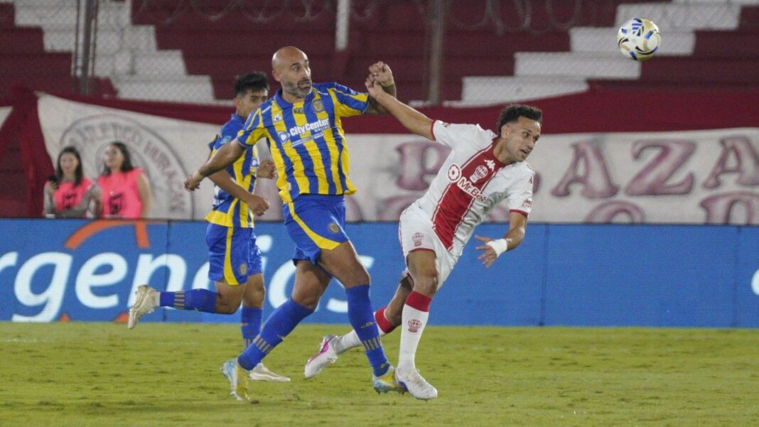 Jorge Almirón dirigiendo a Rosario Central en un partido