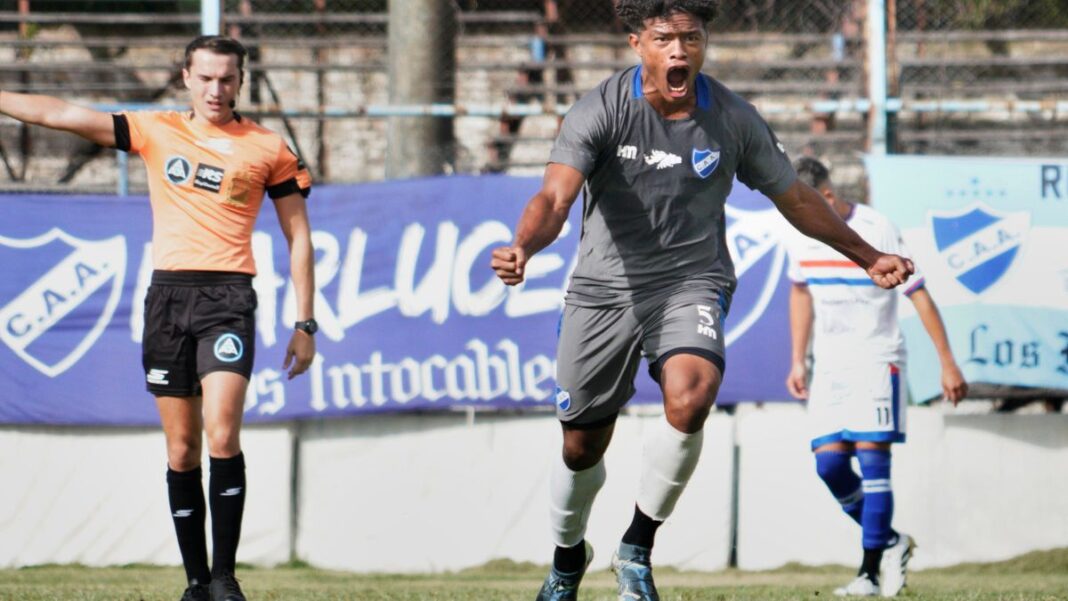 Escudo de Central Córdoba de Rosario y Argentino de Rosario, equipos de la Primera C.
