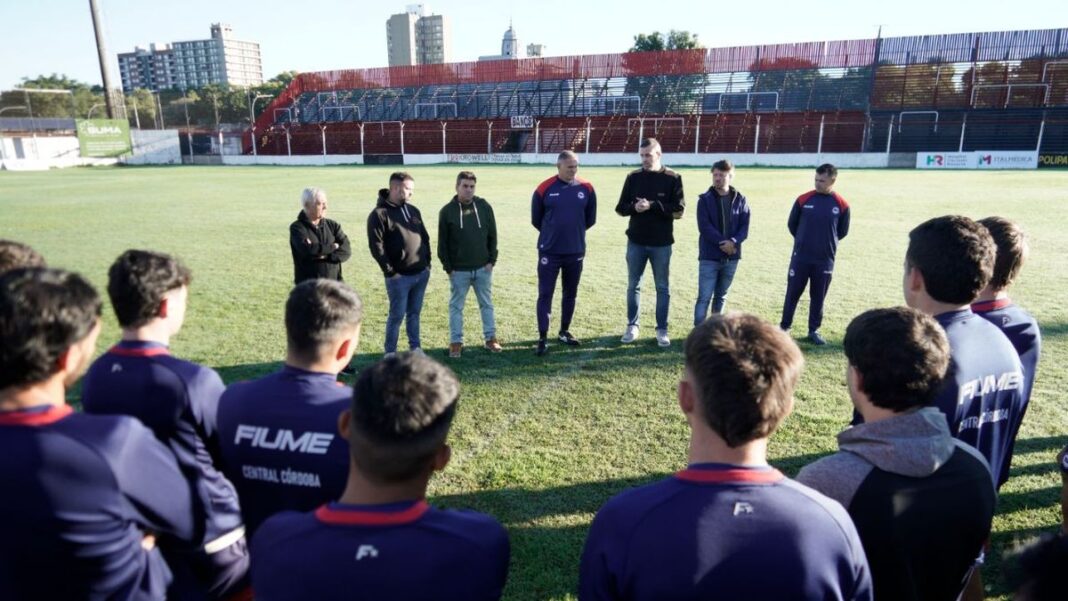 Arnaldo Cacho Sialle durante su presentación como nuevo entrenador de Central Córdoba en el Gabino Sosa