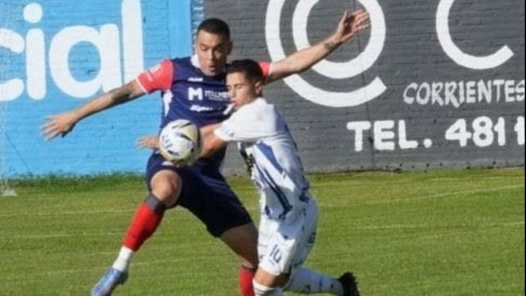 Acción del partido de fútbol entre Central Córdoba y Centro Español en el estadio Gabino Sosa de Santa Fe