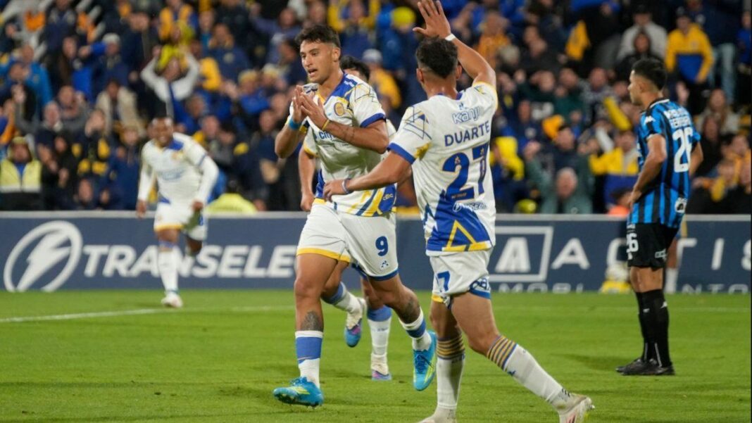 Jugadores de Central Córdoba celebrando un gol en el estadio Gigante de Arroyito.