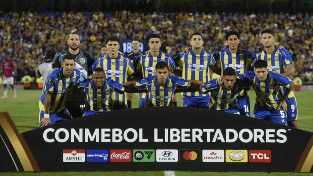 Jugadores de Central Córdoba en acción durante el partido de Copa Libertadores.