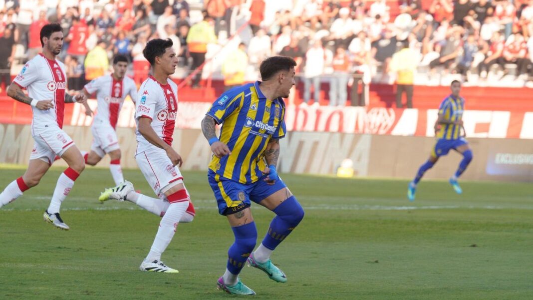 Jugadores de Central Córdoba y Huracán durante el partido en el estadio Tomás Adolfo Ducó.