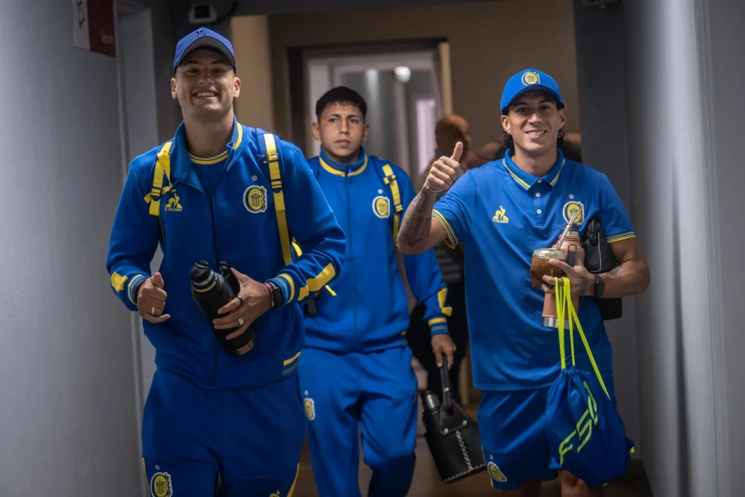Jugadores de Rosario Central en el estadio Gigante de Arroyito durante un partido de fútbol.