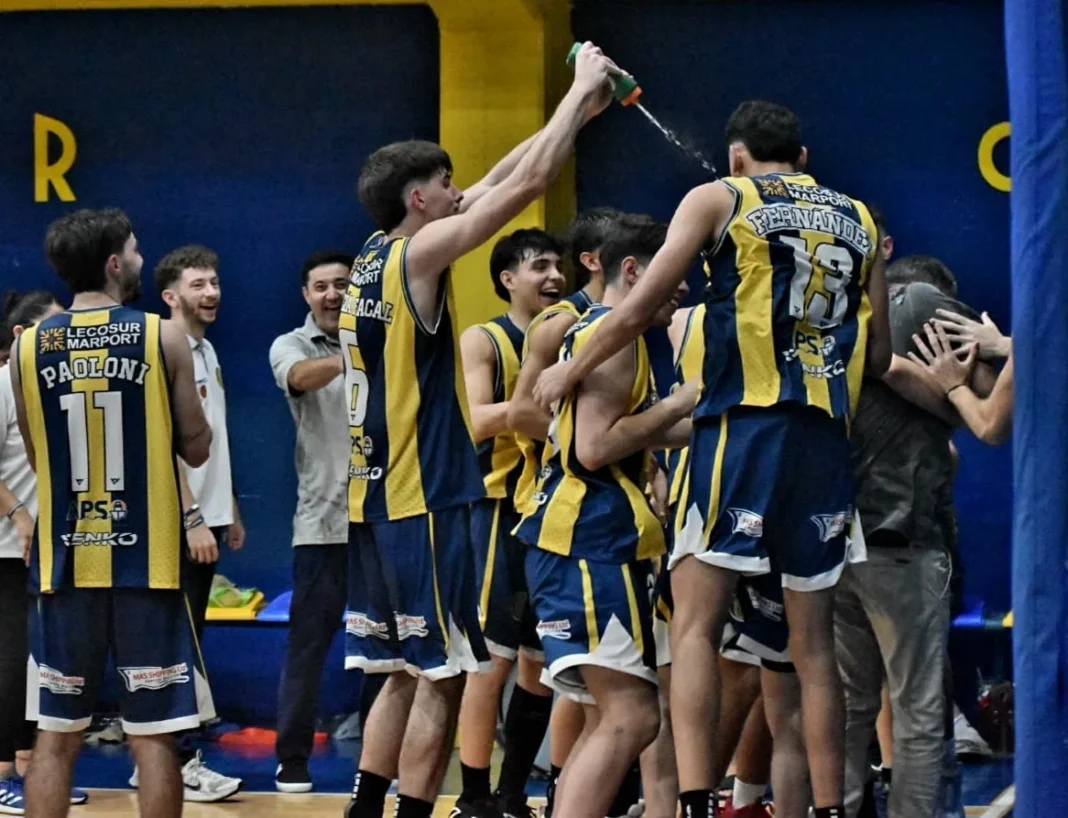 Jugadores de Central Córdoba y Náutico disputando un partido de básquet en el Cruce Alberdi.