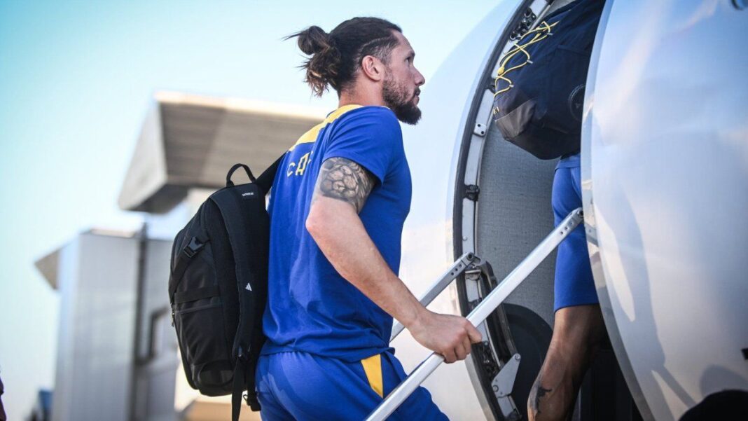 Avión chárter en pista, representando el viaje de Central Córdoba a Río Cuarto.