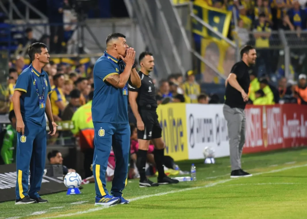 Jugadores de Rosario Central disputando un partido en el estadio Gigante de Arroyito.