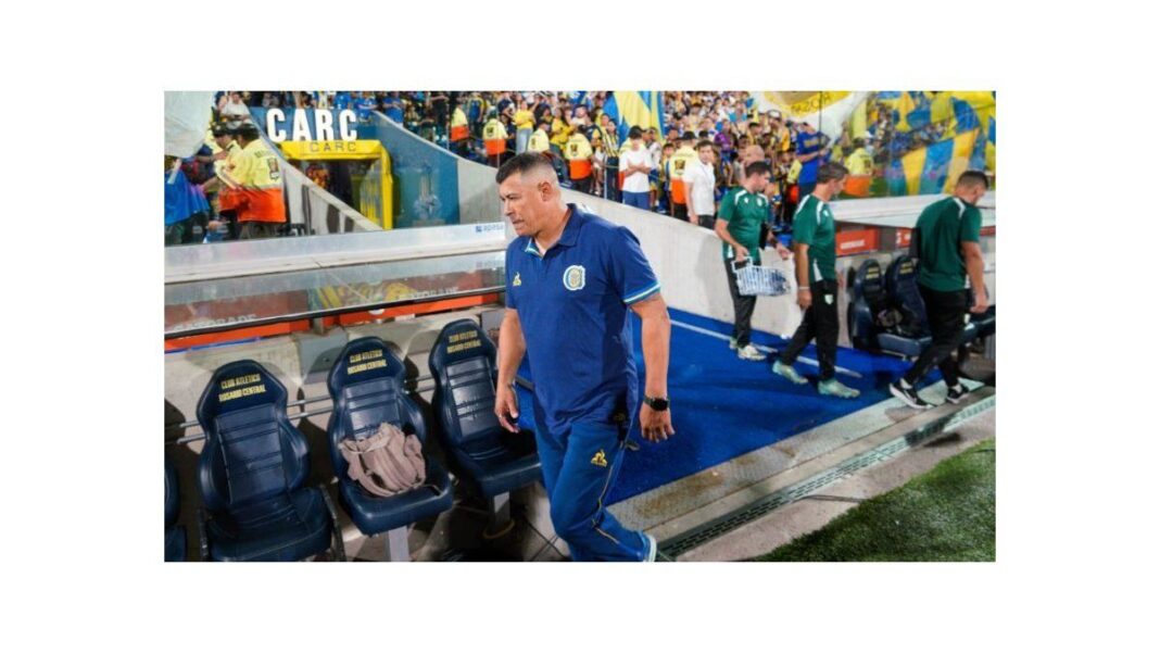 Jorge Almirón, director técnico de Rosario Central, durante un partido.