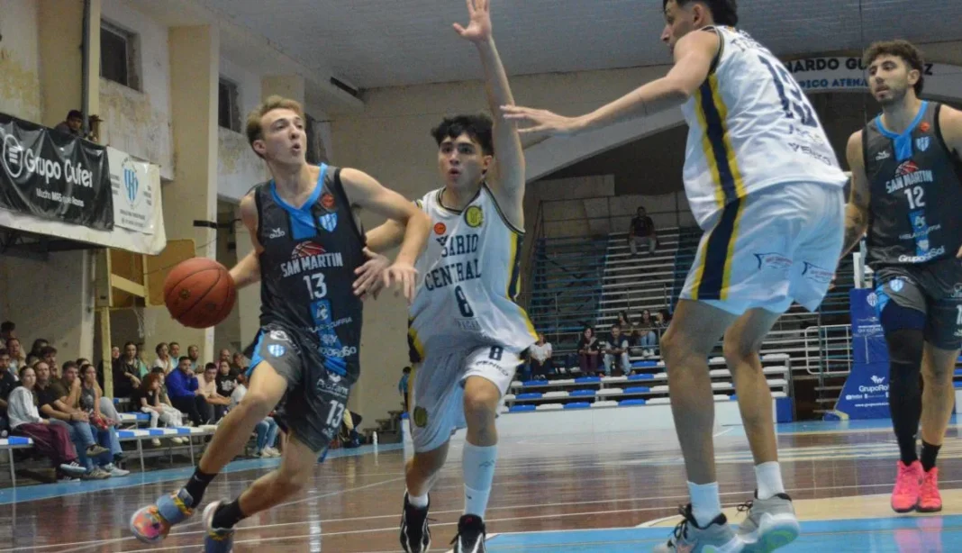 Partido de básquet entre Central y San Martín de Marcos Juárez en el Cruce Alberdi