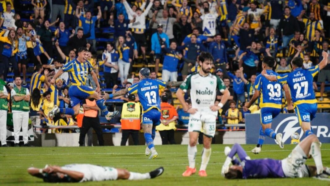 Jugadores de Central Santa Fe celebran el gol de la victoria ante Sarmiento en el estadio Gigante de Arroyito.