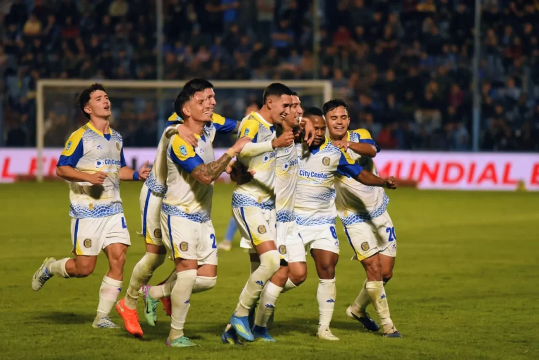 Jugadores de Rosario Central celebrando un gol ante Estudiantes de Río Cuarto