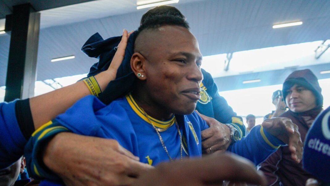 Hinchas de Rosario Central despiden al plantel en el aeropuerto de Fisherton antes del viaje a Venezuela