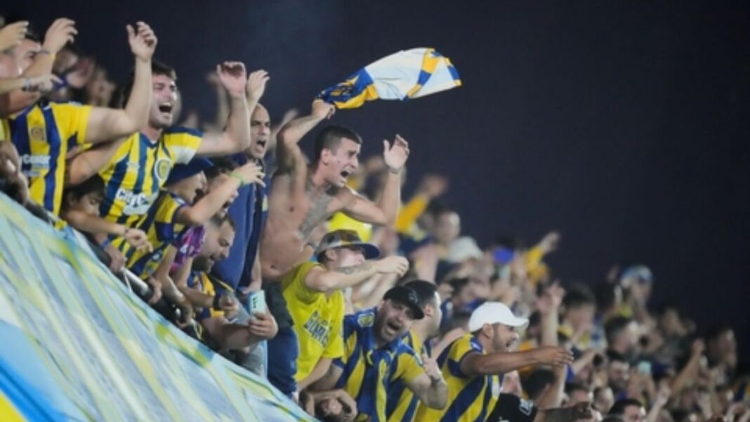 Hinchada de Rosario Central celebrando un gol en la tribuna del estadio La Huerta, Asunción.